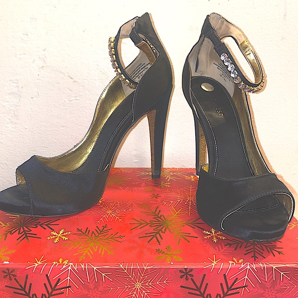 Size 7.5 Black classy sexy heels with glitter gold on the bottom diamond straps. - Picture 4 of 4